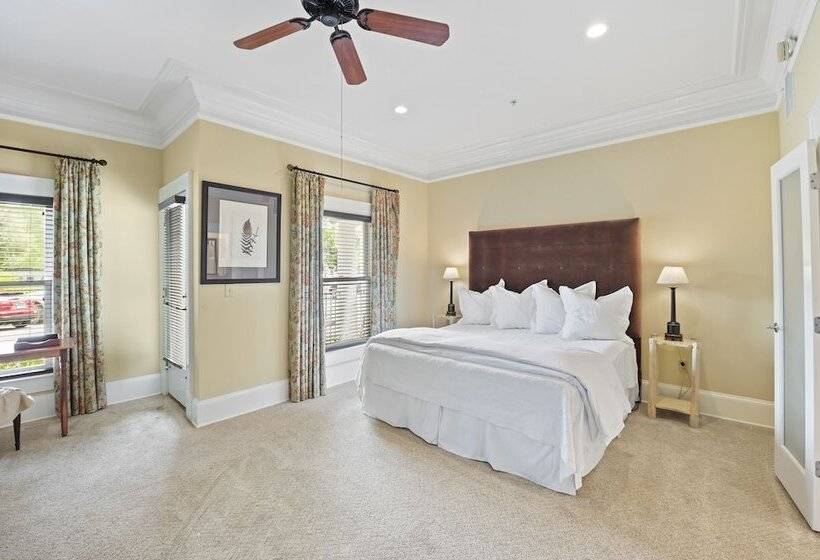 جناح مطل على المدينة, The James Madison Inn