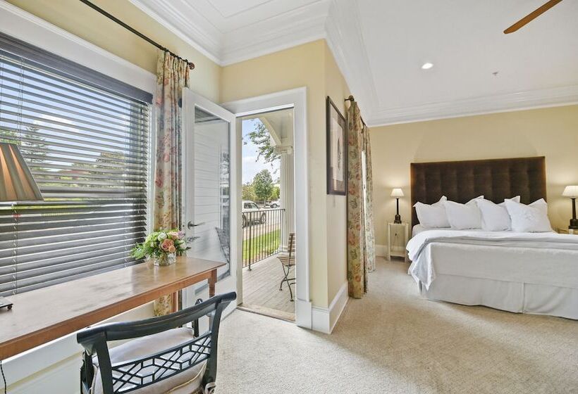 جناح مطل على المدينة, The James Madison Inn