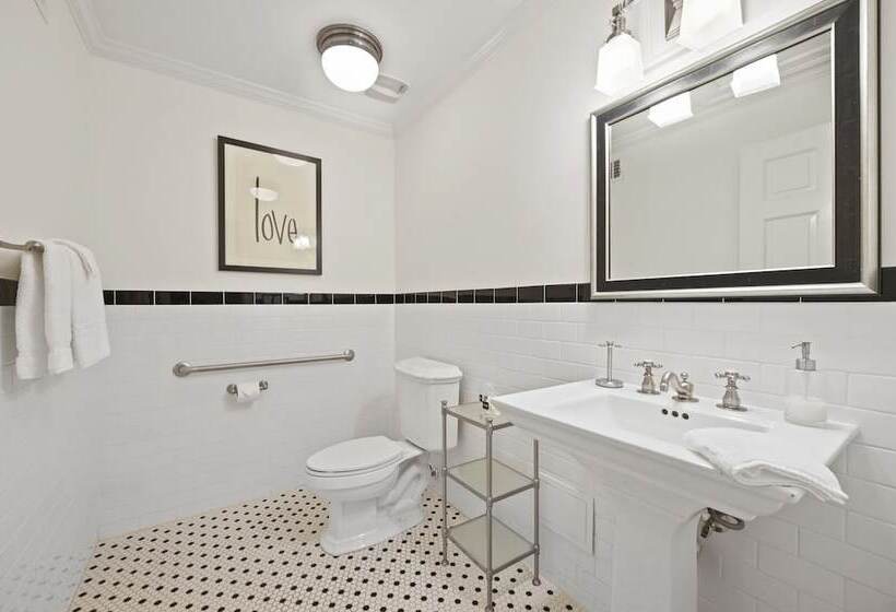 جناح مطل على المدينة, The James Madison Inn