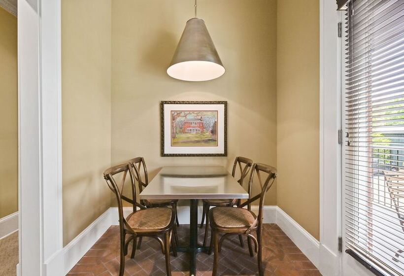 جناح مطل على المدينة, The James Madison Inn