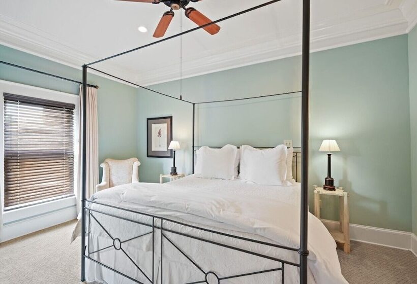 جناح مطل على المدينة, The James Madison Inn