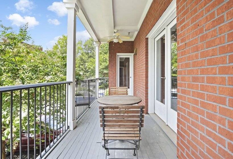 جناح مطل على المدينة, The James Madison Inn