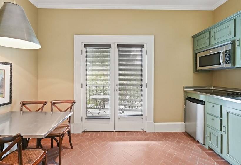 جناح مطل على المدينة, The James Madison Inn