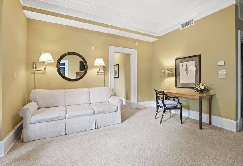 جناح مطل على المدينة, The James Madison Inn