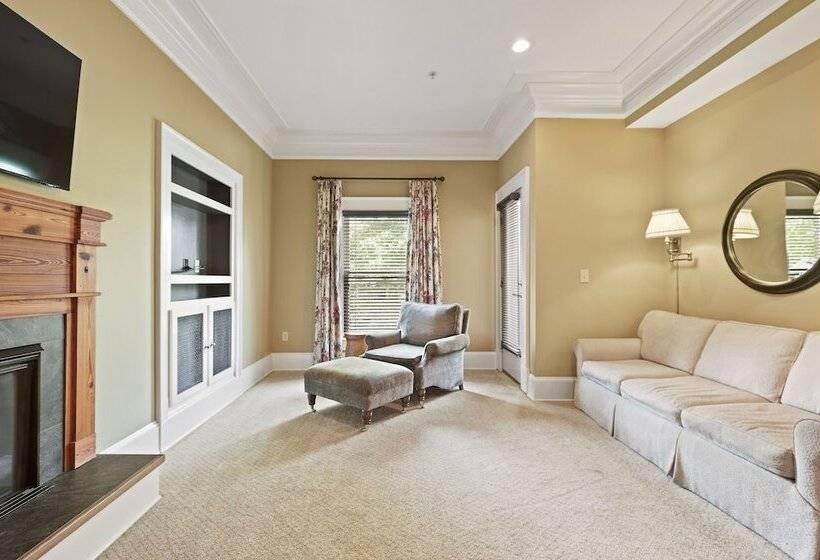 جناح مطل على المدينة, The James Madison Inn