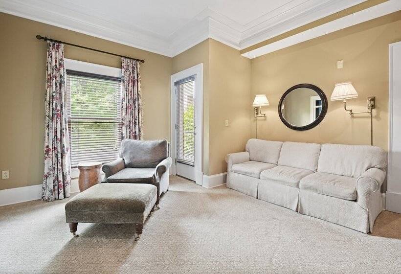 جناح مطل على المدينة, The James Madison Inn