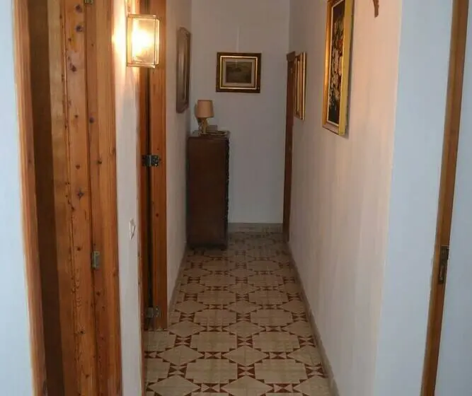 4 Sovrums Hus, Cas Carro