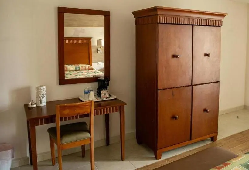 デラックスジュニアスイート, Meson De La Rivera