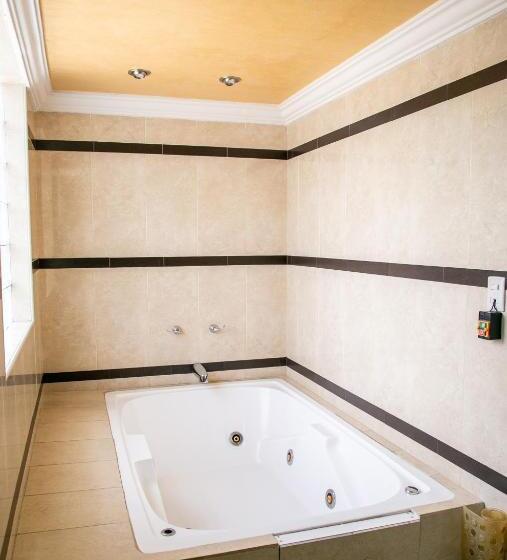 جناح جونيور ديلوكس, Meson De La Rivera