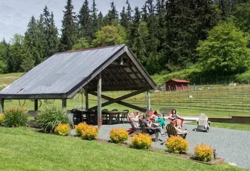 منزل غرفة نوم واحدة, Dancing Fish Farm