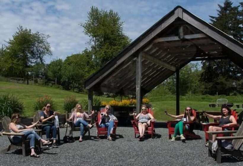 منزل غرفة نوم واحدة, Dancing Fish Farm