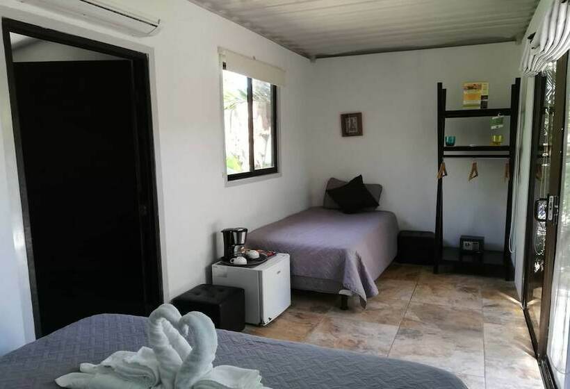 חדר סטנדרט לשלושה עם נוף לבריכה, Green Sanctuary