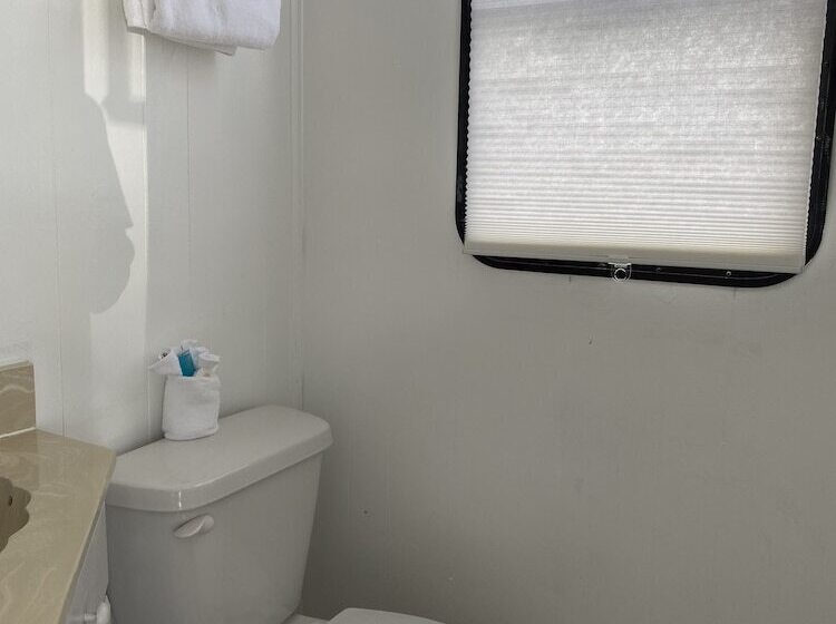 منزل 4 غرف نوم, Mangrove Marina And Resort Aqualodge Houseboats