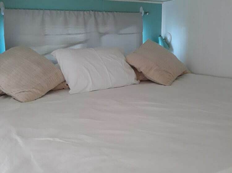 منزل 4 غرف نوم, Mangrove Marina And Resort Aqualodge Houseboats