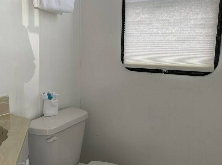 منزل 4 غرف نوم, Mangrove Marina And Resort Aqualodge Houseboats