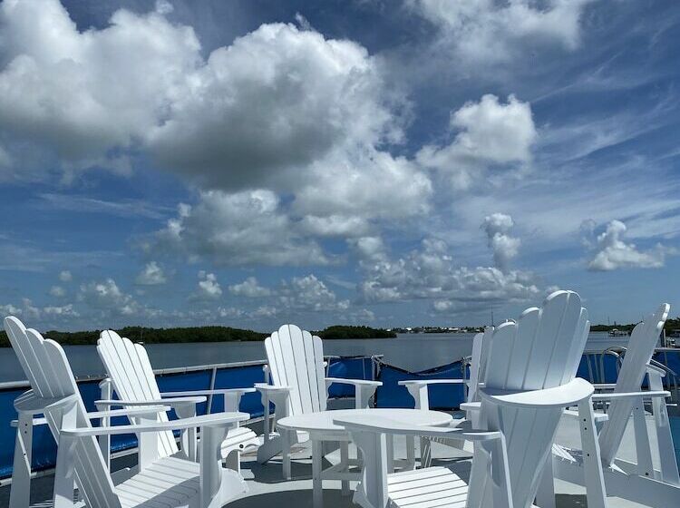 منزل 4 غرف نوم, Mangrove Marina And Resort Aqualodge Houseboats