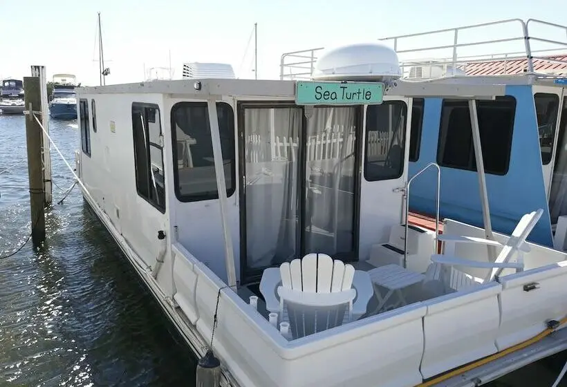 スタンダードバンガロー, Mangrove Marina And Resort Aqualodge Houseboats