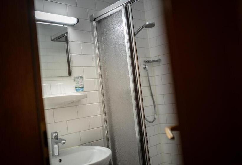 豪华单人间, Engel 16