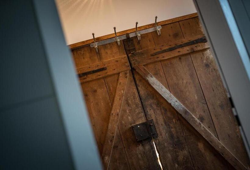 小型套房, Engel 16