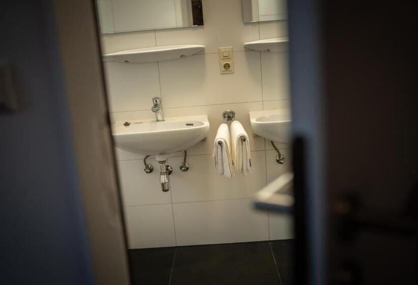 小型套房, Engel 16