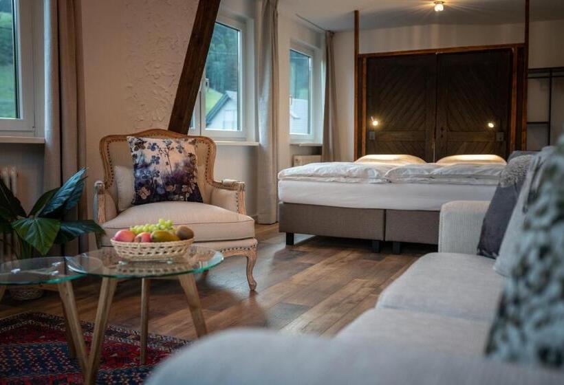 小型套房, Engel 16