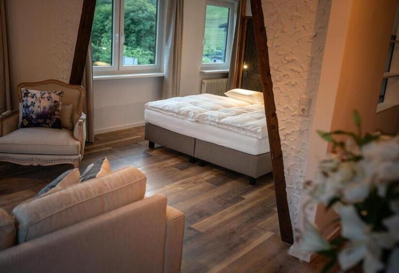 小型套房, Engel 16