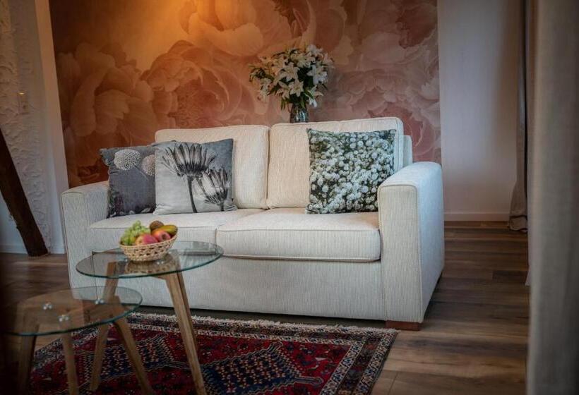 小型套房, Engel 16