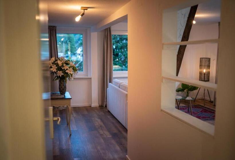 小型套房, Engel 16