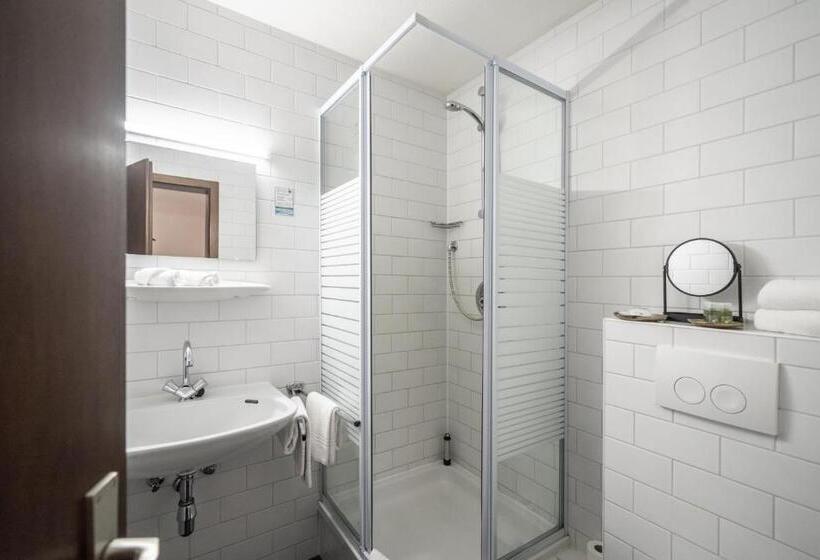 豪华房间, Engel 16