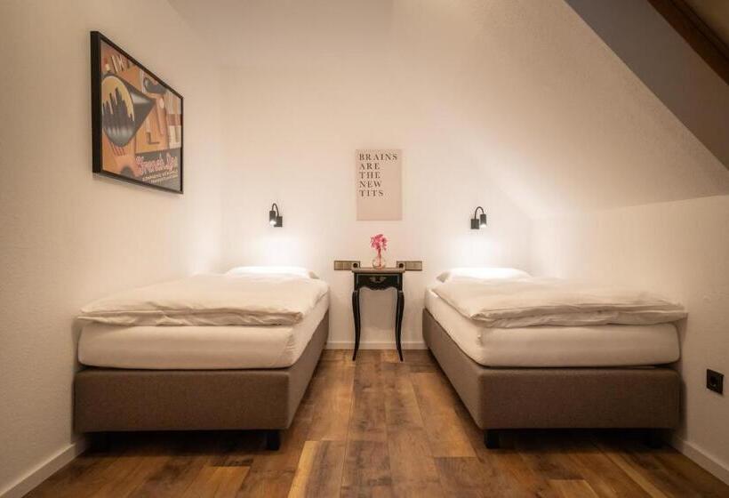 豪华房间, Engel 16