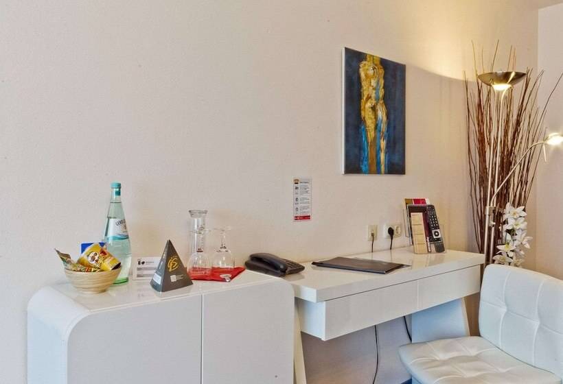 اتاق استاندارد چهار تخته, Arthotel Ana Petite