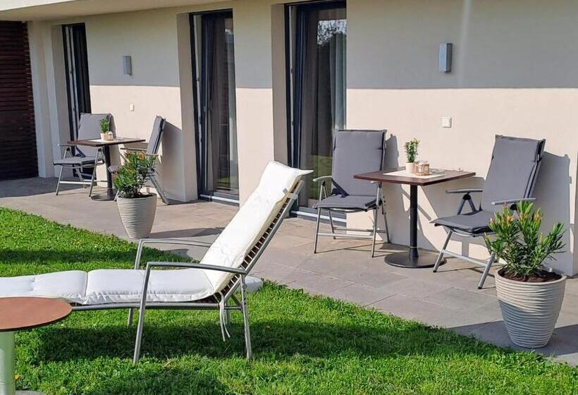 Семейный Номер Вид на Сад, Das Bergschlösschen