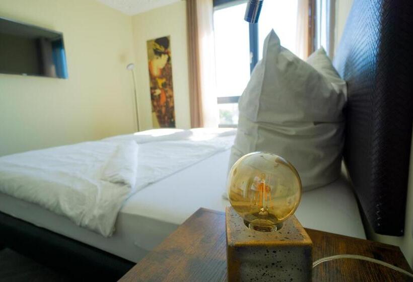 Номер Deluxe, Das Bergschlösschen