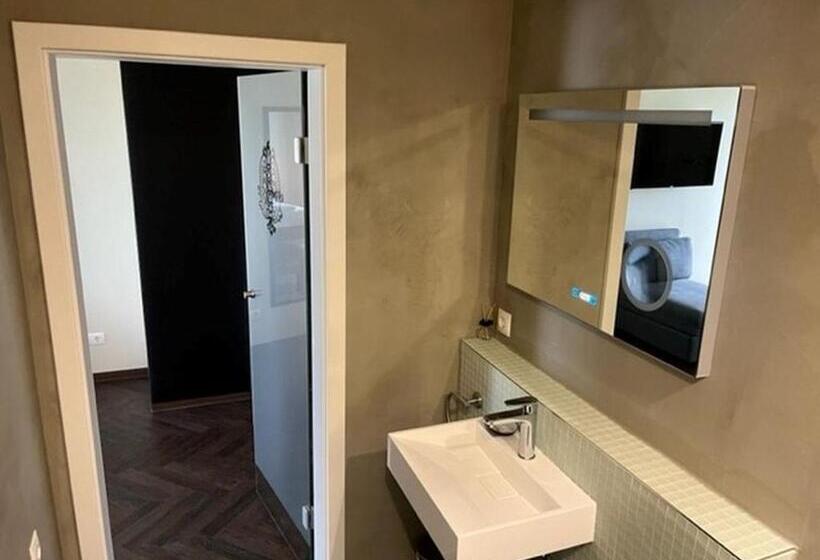 Семейный Номер Вид на Сад, Das Bergschlösschen