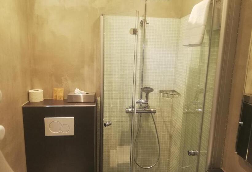 Номер Deluxe, Das Bergschlösschen