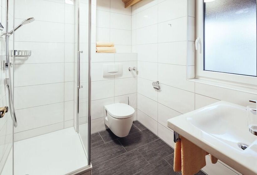 غرفة قياسية مزوَّدة بشُرفة, Kaisers Das Kleine Stadt