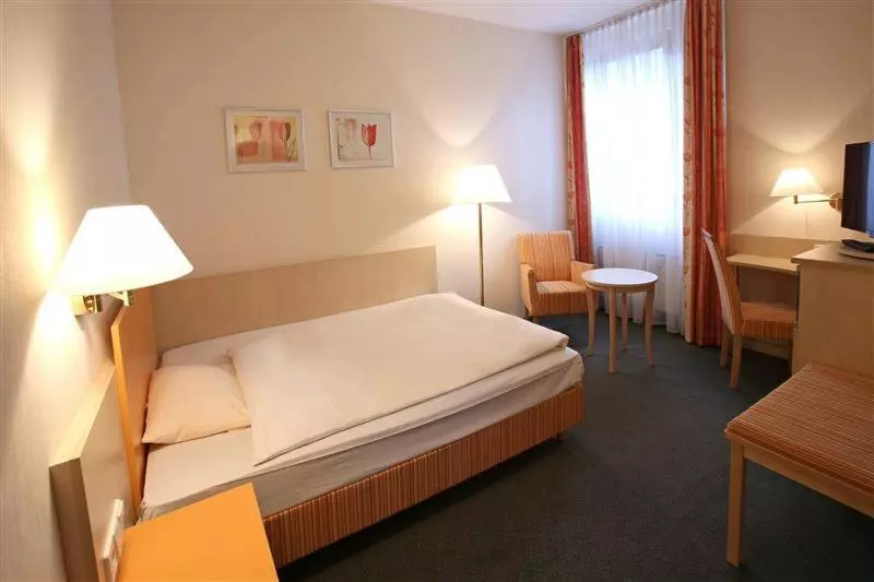 Standard Yhden Hengen Huone, Ritter