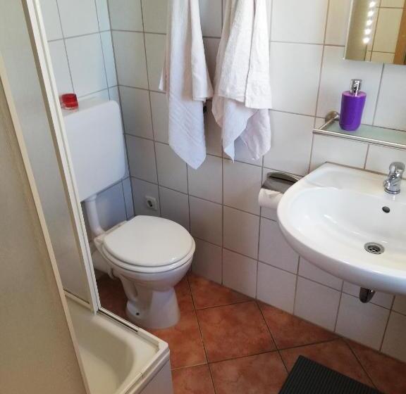 스탠다드 룸, Zur Rose