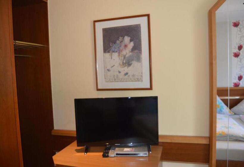 스탠다드 룸, Zur Rose