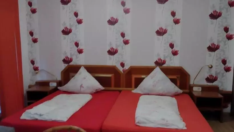 اتاق استاندارد سه نفره, Zur Rose