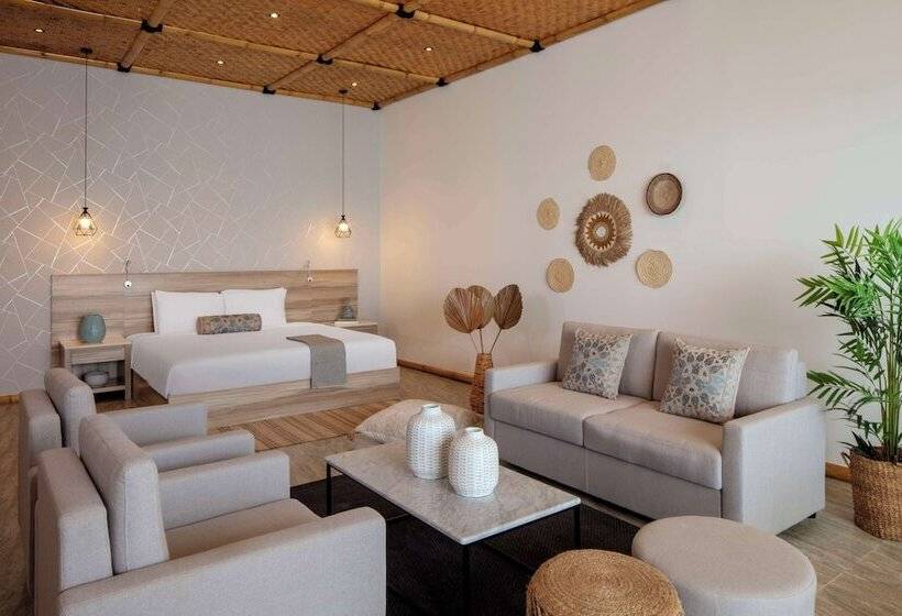 Полулюкс, Anantara World Islands Dubai Resort