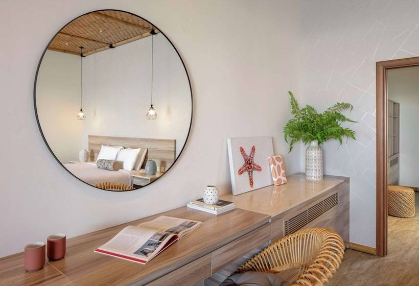 Полулюкс, Anantara World Islands Dubai Resort