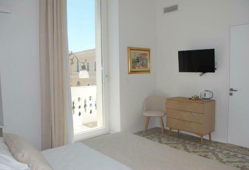 اتاق استاندارد با بالکن و چشم‌انداز دریا, Palazzo Del Cavaliere