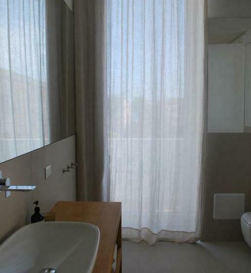 اتاق لوکس با بالکن و چشم‌انداز دریا, Palazzo Del Cavaliere