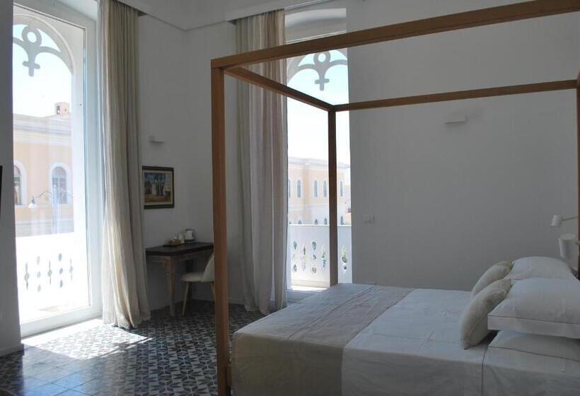 اتاق لوکس با بالکن و چشم‌انداز دریا, Palazzo Del Cavaliere