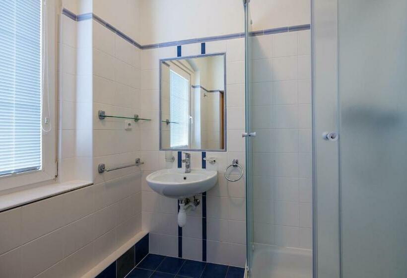 חדר משפחתי, Pension U Golfu Cihelny