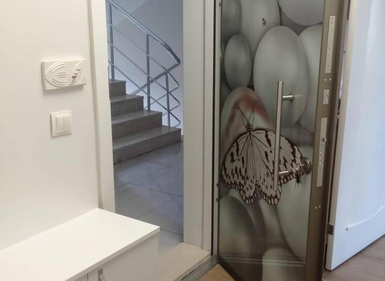 חדר משפחתי, Kb Apart Otel