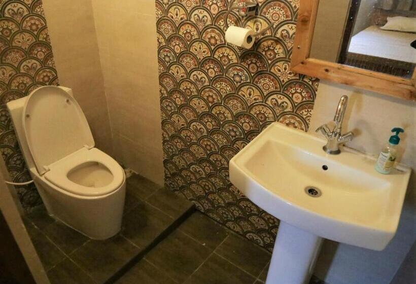 سرير فى غرفة مشتركه, Osho Himalayas Wellness Resort