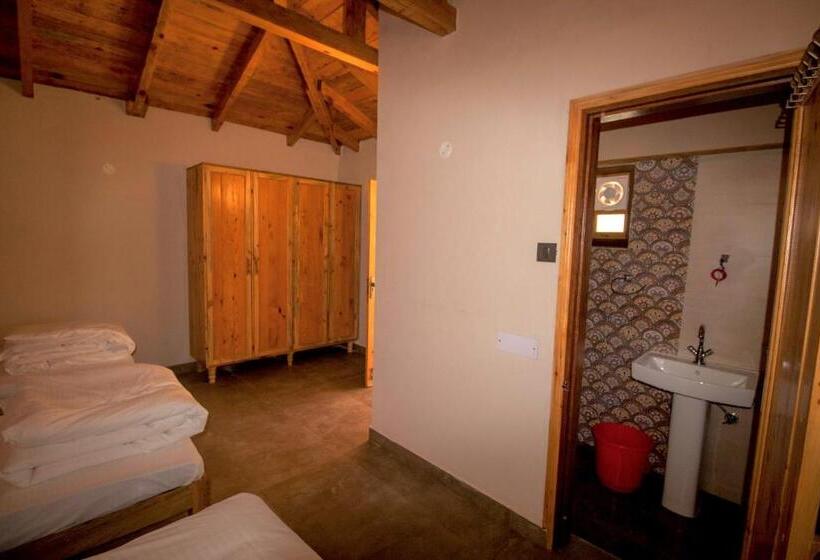 سرير فى غرفة مشتركه, Osho Himalayas Wellness Resort