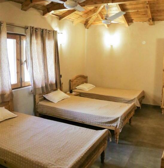 سرير فى غرفة مشتركه, Osho Himalayas Wellness Resort